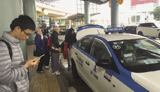 Hiện tượng taxi “dù” tràn vào sân bay Nội Bài